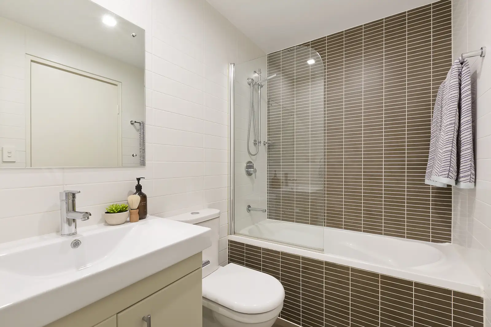 11/21 Eric Road, Artarmon Sold by Shead Property - image 1