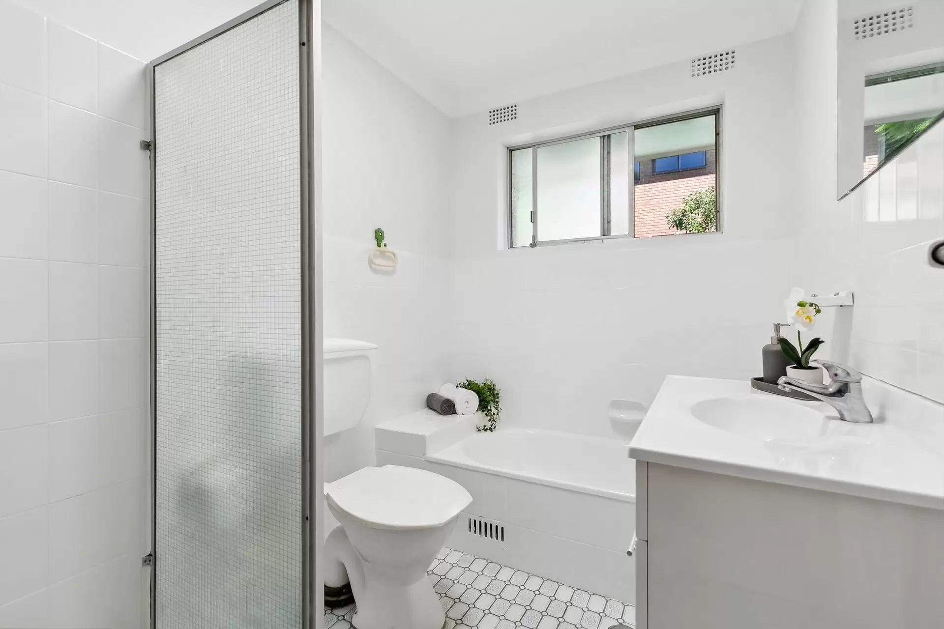 15/4 Benton Avenue, Artarmon Sold by Shead Property - image 1