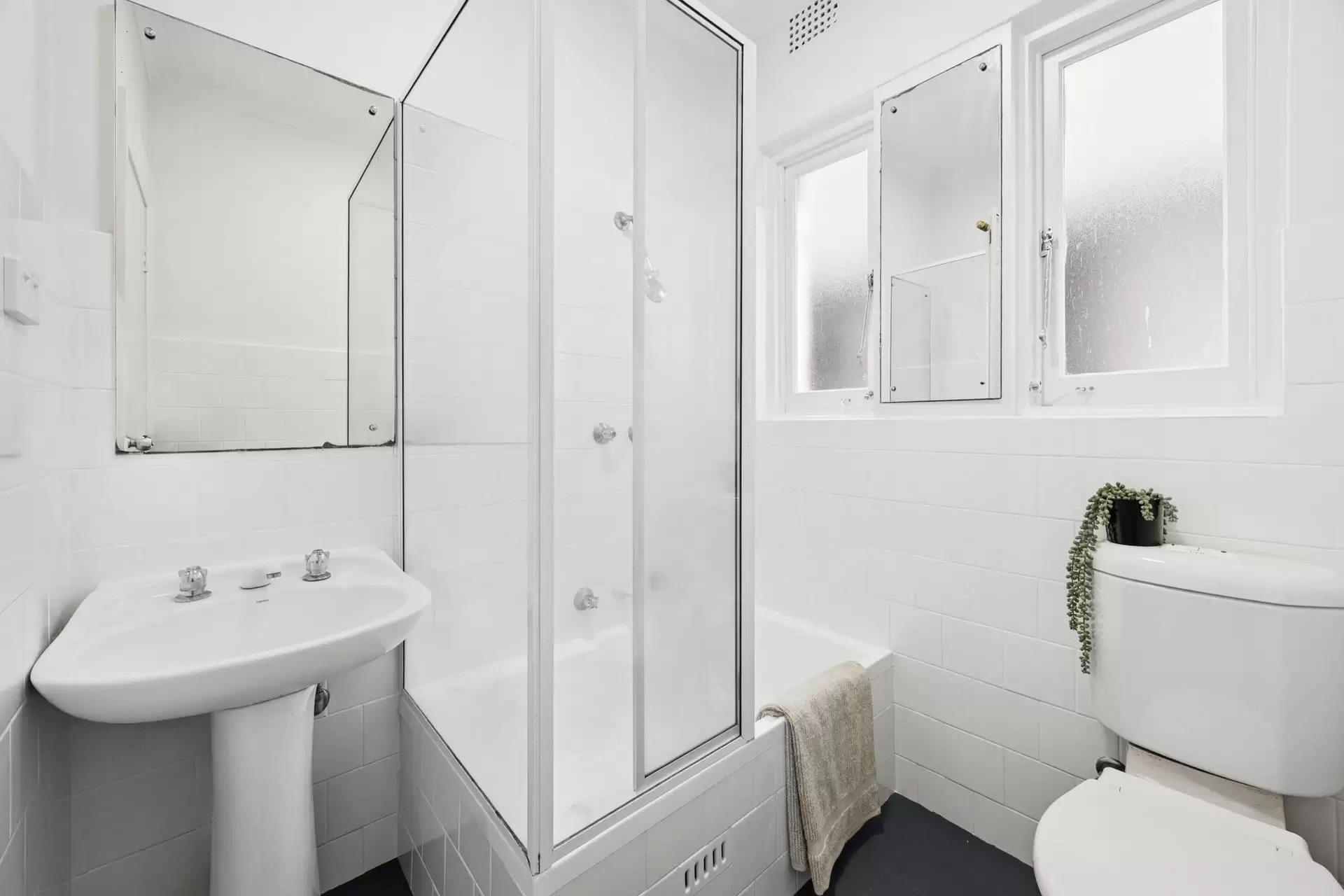 4/17 Doohat Avenue, North Sydney Sold by Shead Property - image 1