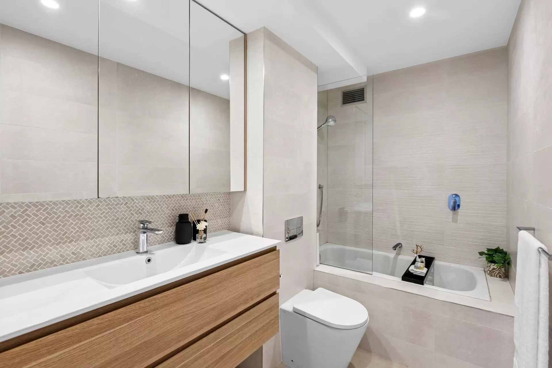 18/10 Carr Street, Waverton Sold by Shead Property - image 1
